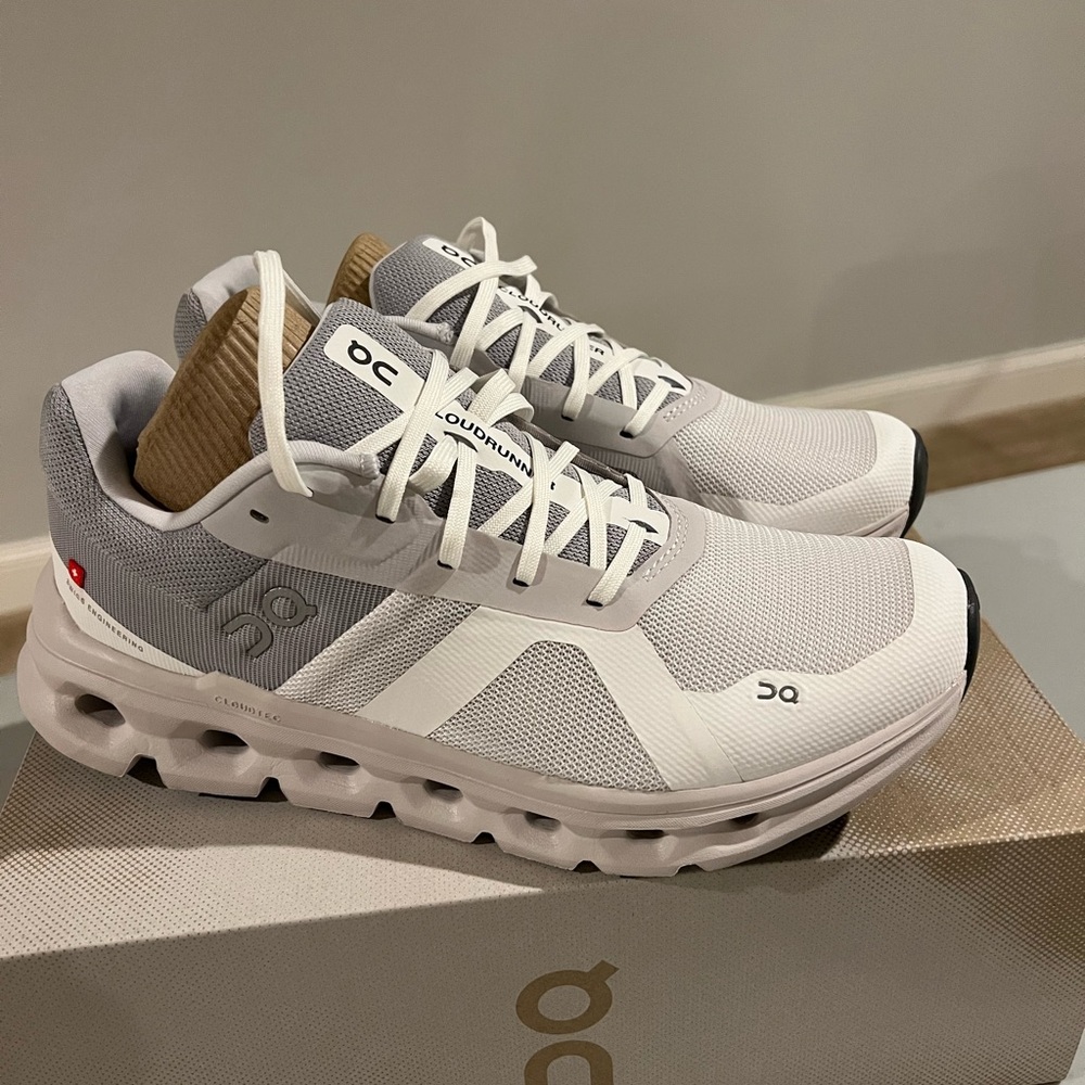 ON Cloudrunner Wide Men’s Sneaker in Frost & White 9 1/2 New with box